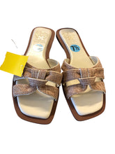 Load image into Gallery viewer, 7.5 VINCE CAMUTO Shoes
