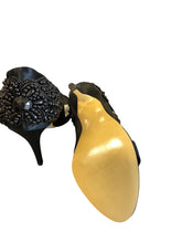 Load image into Gallery viewer, 6.5 WHITE HOUSE BM Shoes
