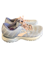 Load image into Gallery viewer, 8.5 BROOKS Shoes

