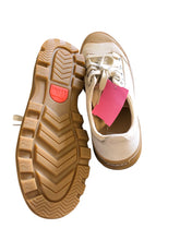 Load image into Gallery viewer, 7.5 SOREL Shoes
