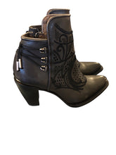 Load image into Gallery viewer, 10 CUADRA Boots
