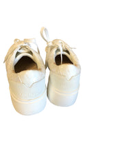 Load image into Gallery viewer, 8.5 VIONIC Shoes
