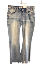Load image into Gallery viewer, Size 0 BKE Jeans
