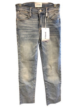 Load image into Gallery viewer, Size 00 FRAME Jeans
