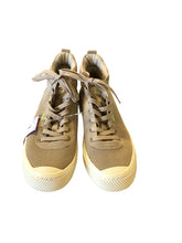 Load image into Gallery viewer, 8 CARIUMA Shoes
