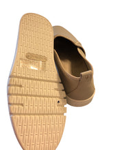 Load image into Gallery viewer, 8.5 VIONIC Shoes
