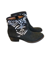 Load image into Gallery viewer, 9 WITTNER Boots
