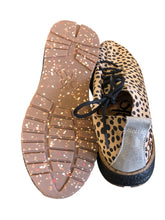 Load image into Gallery viewer, 6.5 OTBT Shoes
